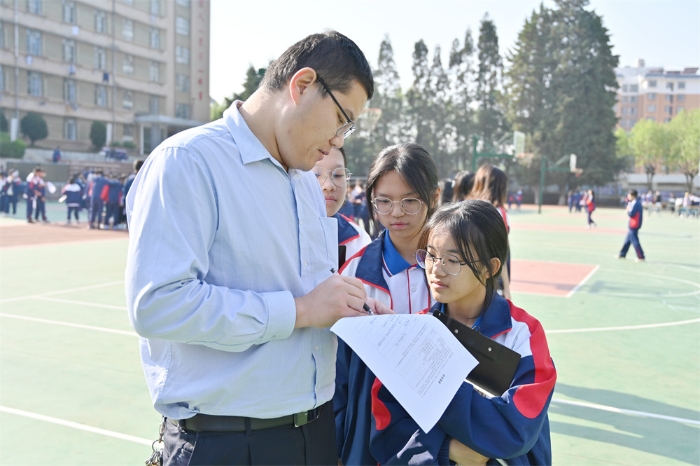 孙震副校长悉心指导学生