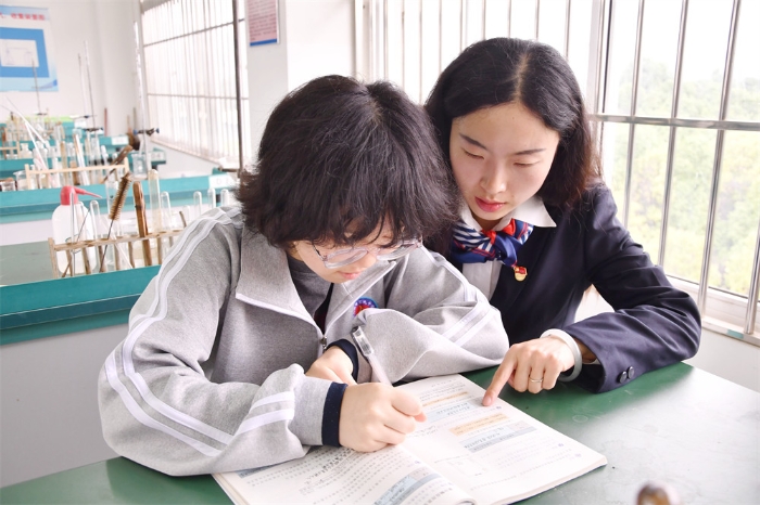 昆九中化学教师秦小翕在辅导学生