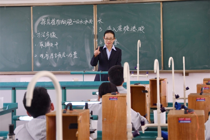 昆九中生物教师陈昭蓉在上实验课
