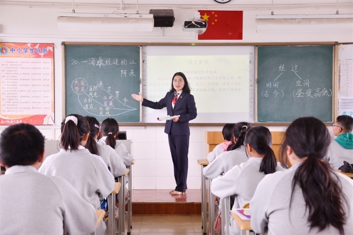 昆九中语文教师张文娟在上课