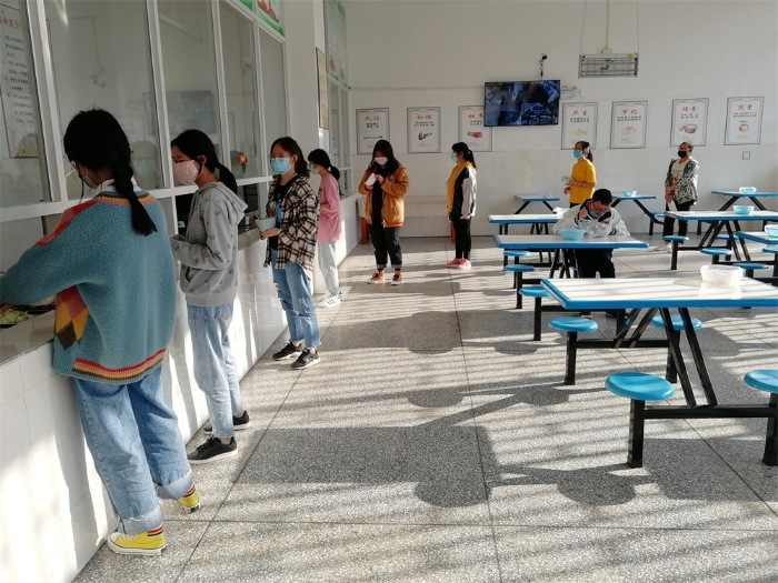 学生有序排队用餐2