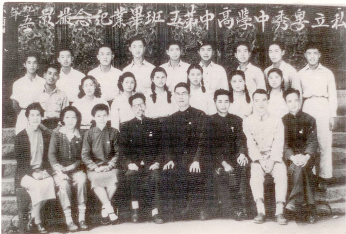 傅聪先生原所在班级合影（前排左四为许敦谷校长）