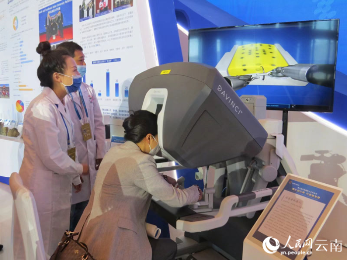 【5】第六届云南国际人才交流会的人才工作专题展上，参观者使用达芬奇机器人完成模拟手术。（人民网-刘怡摄）