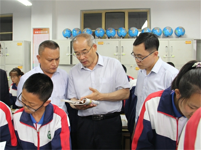 校长与孩子在一起