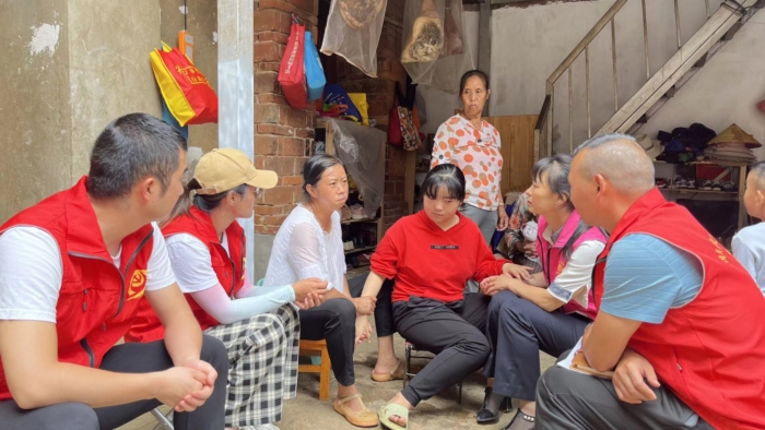 学校支部党员七步场社区进村入户走访活动