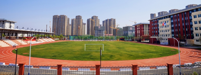 2.绿草如茵的标准化田径运动场_副本