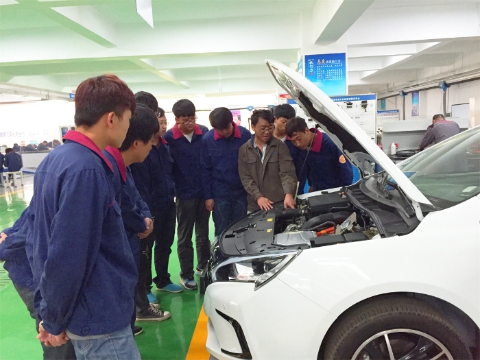 比亚迪“秦”混合动力汽车教学现场