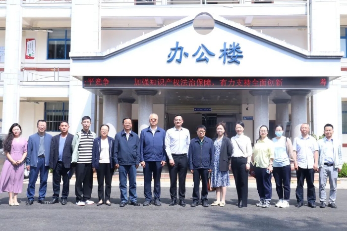 学校领导与启东市人社局及企业一行合影留念