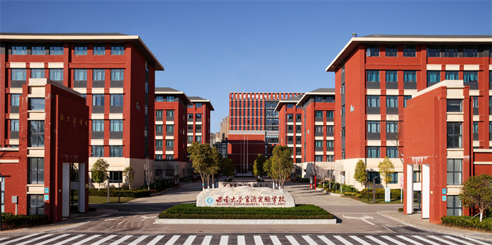 1.庄严典雅的近仁广场