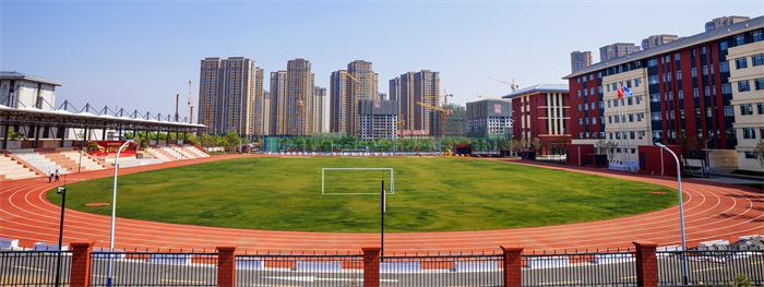 2.绿草如茵的标准化田径运动场