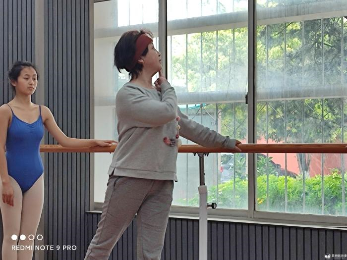 1、学校“银龄名师”朱红教授在上“芭蕾基训动作解析”示范课