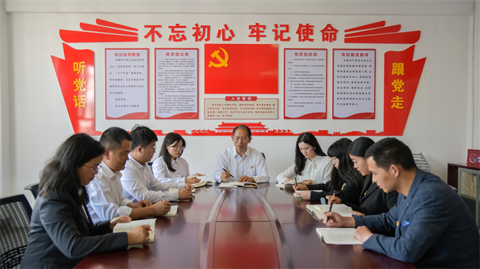 校长和青年教师