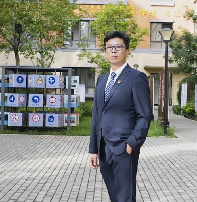 官六中校长_副本