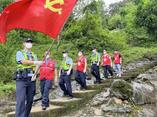 广西壮族自治区百色市开展“国门党建联盟区”党建品牌创建，联盟成员单位开展联合巡边。图片来源：百色边境管理支队