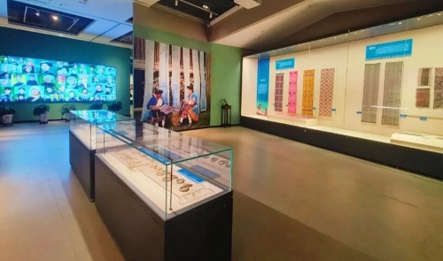 广西民族博物馆推出传统服饰展，吸引各地游客前往“打卡”。图片来源：广西民族博物馆