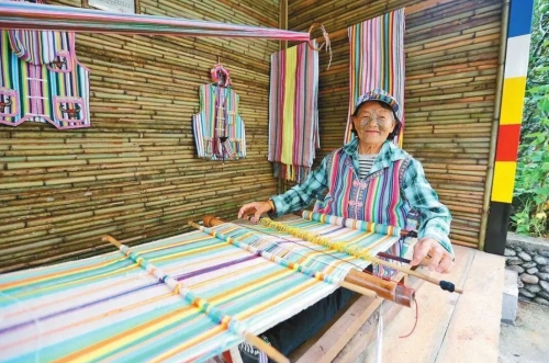 怒江傈僳族自治州贡山独龙族怒族自治县独龙江乡“织女”编织独龙毯。陈飞 摄