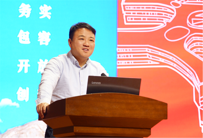 昆明八中副校长  长城新城校区执行校长 陈超