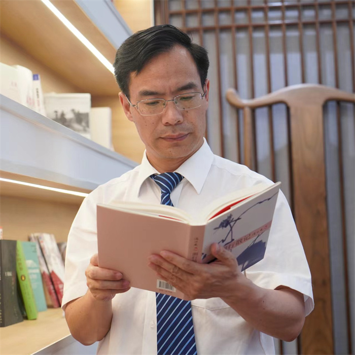 校长施铁1 校长施铁1