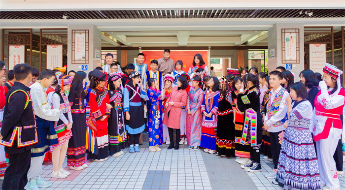 学校党委书记邹飒与民族学生亲切交谈 学校党委书记邹飒与民族学生亲切交谈