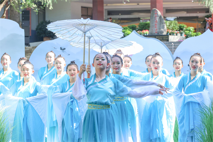 畅读经典 文化润泽(读书节) 畅读经典 文化润泽(读书节)