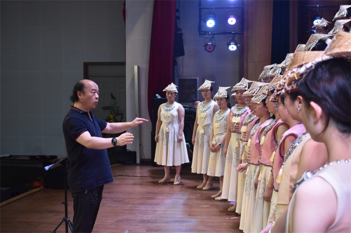 3、云南艺术学院音乐学院张红彬教授来学校上合唱示范课