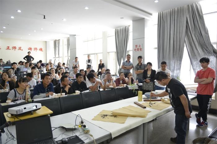 7、著名画家满江红老师来我校授课