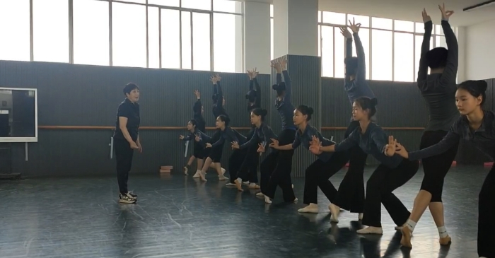 01、学校舞蹈科“银龄名师”朱红教授在上教学示范课