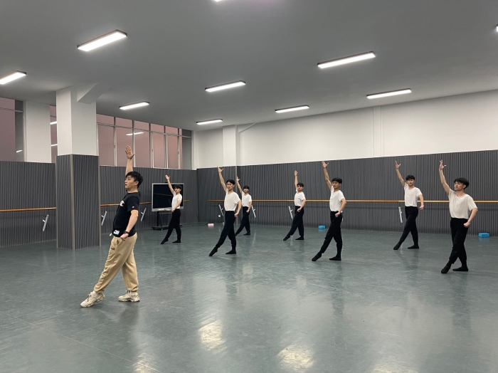 03、云南艺术舞蹈学院舞蹈表演系主任张焱副教授来校上示范课