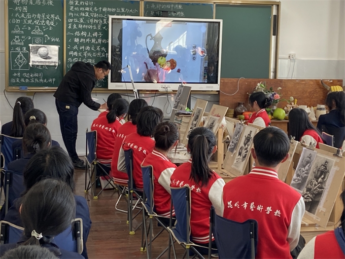 01、学校特聘教授云南艺术学院水彩系主任周立明老师在上水彩示范课