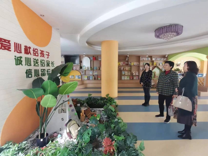 2、李琪校长，殷艺祠园长送学生去东华幼儿园实习