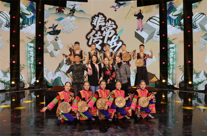 3、学校创编的彝族非遗舞蹈《顶灯跳弦》参加了中央电视台CCTV-4《非常传奇》节目的录制