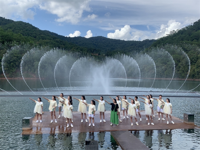 6、2023年6月，合唱团受邀参加中国新闻社《民歌大观》栏目第十二期录制，展现人与自然和谐共生的“云上歌声”。