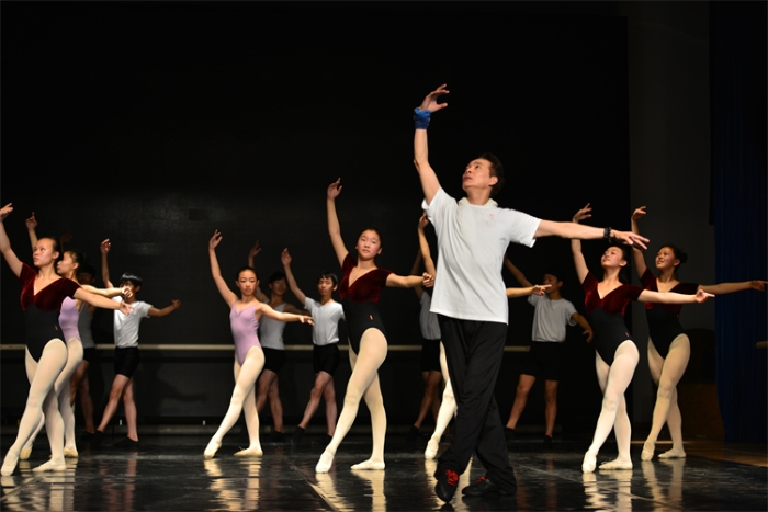 1、中央芭蕾舞团张卫强来我校授课