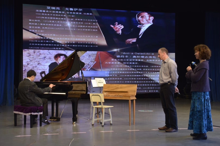 8、法国著名教育音乐家艾瑞克·戈鲁萨尔先生、钢琴家姿丹卡·奥斯塔达洛瓦女士来我校讲学