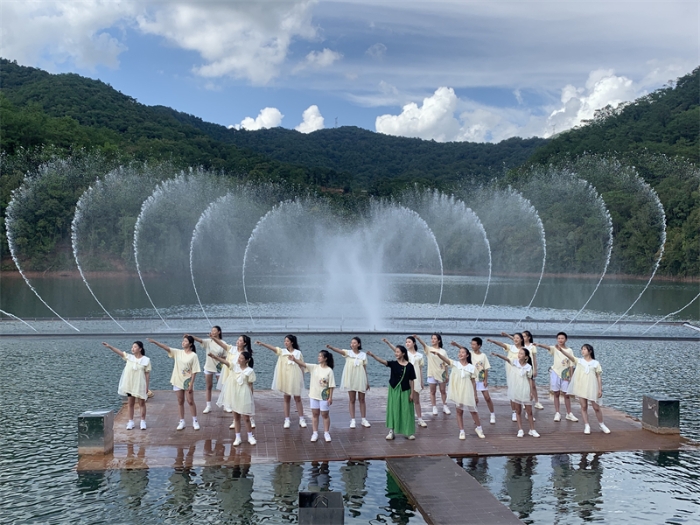 04、2023年6月，合唱团受邀参加中国新闻社《民歌大观》栏目第十二期录制，展现人与自然和谐共生的“云上歌声”。