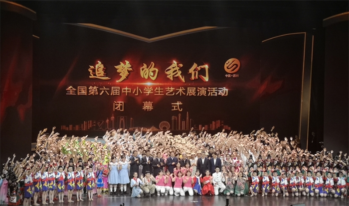 05、2019年4月17日在苏州举办的全国第六届中小学生艺术展演活动中，昆明市艺术学校的合唱《夏日里的“的的”调》代表云南省在闭幕式中作了精彩的汇报表演，在闭幕式上学校学生被安排在舞台最中间，同学们有幸站在教育部原部长陈宝生旁。