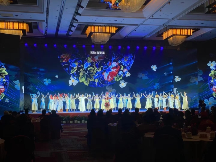 08、我校合唱团参加2024年云南省迎春茶话会，与我省彝族海菜腔著名歌手李怀秀同台演唱《海菜谣》