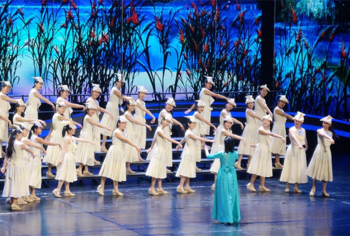 02、学校合唱团代表云南省参加国家教育部在苏州举办的第六届中小学生艺术展演