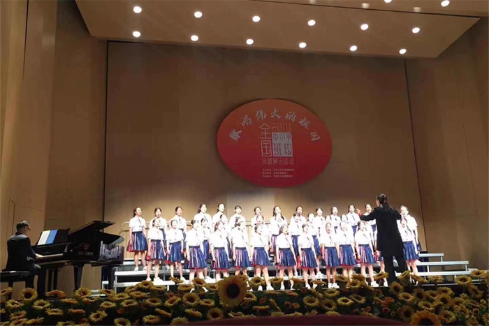 03、合唱《山童》、《我们美丽的祖国》校合唱团代表云南省参加由国家教育部在深圳举办的全国中小学班级合唱比赛中荣获一等奖