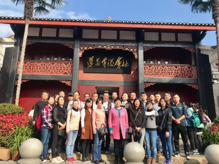 1、全体党员到遵义会议会址学习参观