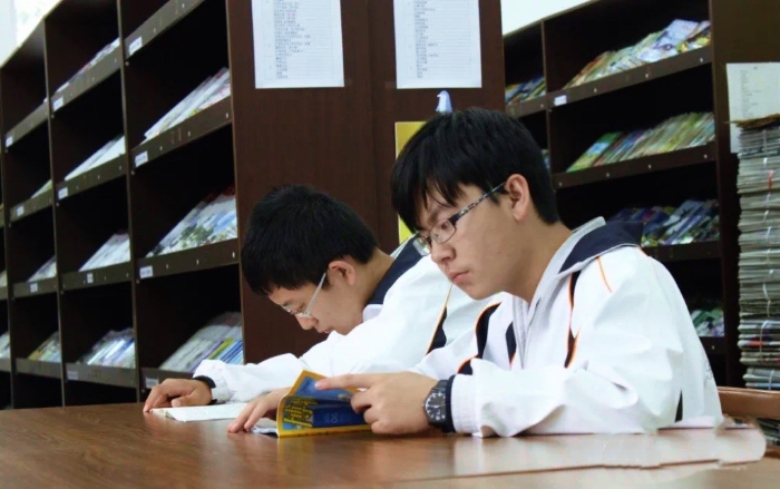 4-1 2014年全省理科状元、榜眼周权 朱睿宇 4-1 2014年全省理科状元、榜眼周权 朱睿宇