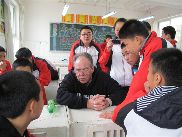 同学们与英国来访师生交流 同学们与英国来访师生交流