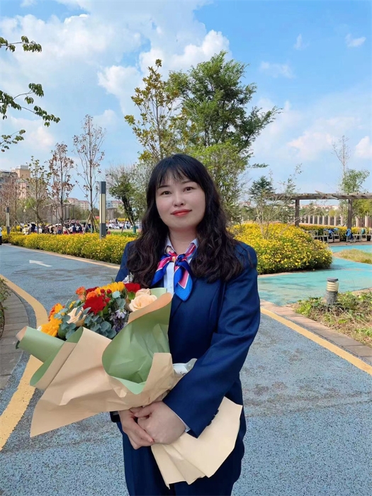 历史老师：卢俊霞（高级教师）