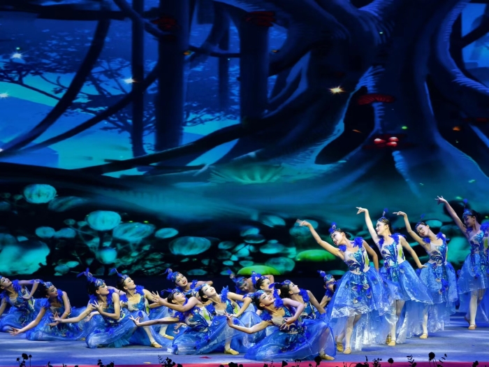 昆明市艺术学校原创舞蹈剧目《月光下的蓝色精灵》获第三十五届学生艺术节展演一等奖第一名