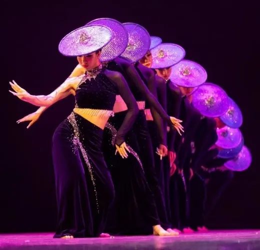 2、学校原创舞蹈《陶醉了》获第十二届中国舞蹈“荷花奖”民族民间舞蹈入围奖