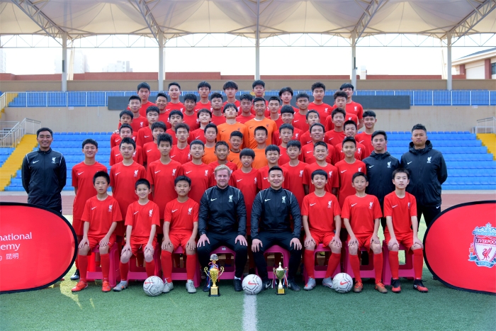 1英国利物浦国际足球学校合影