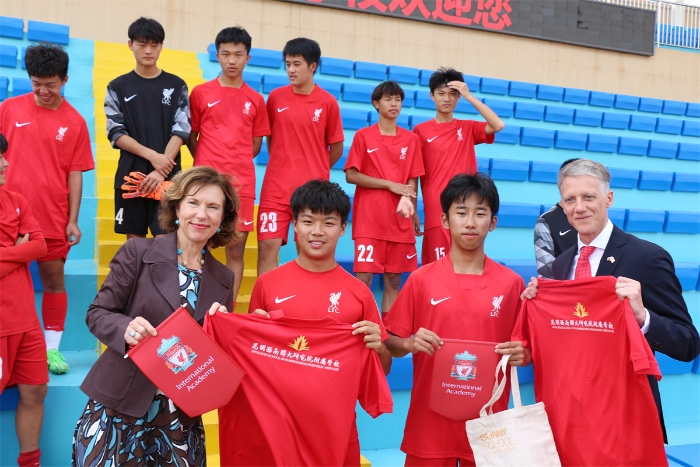 2西联学子接待英国驻华大使吴若兰