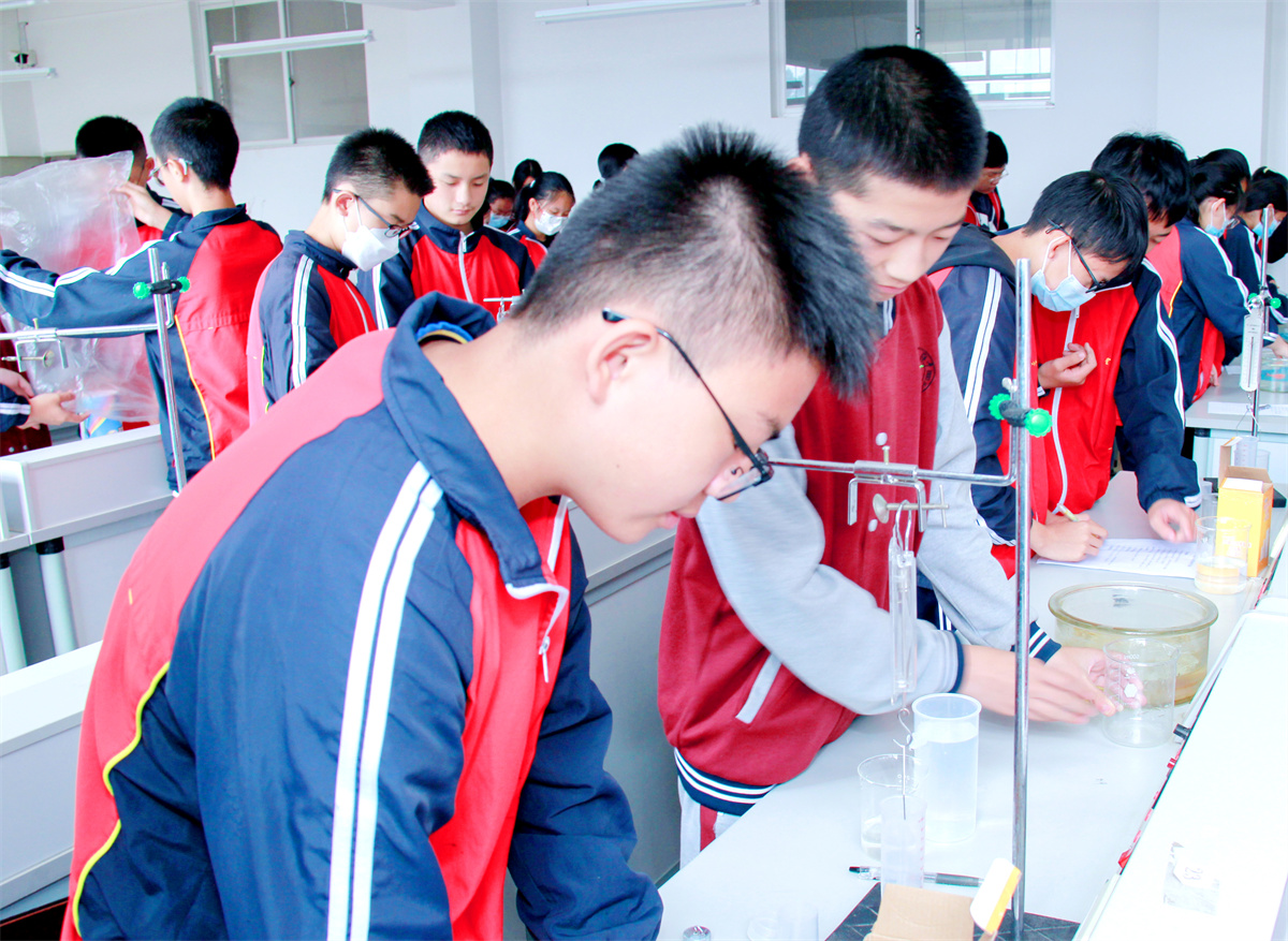 始终将关爱学生放在首位