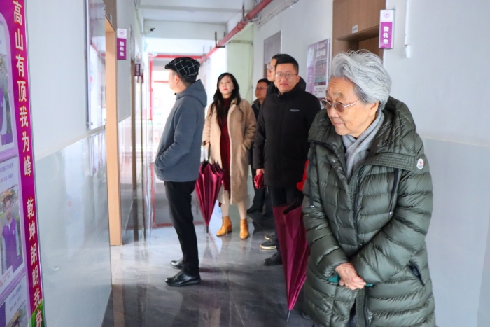 周恩来侄女周秉德参观学校