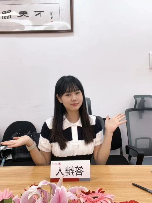 贺丹丹：昆明盘龙区龙泉育才学校2010届小学毕业生。现为四川大学硕士研究生。